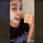 Wanita Ini Ungkap Pengalaman Pakai Masker Wajah Jadul: Mirip Adonan Tepung!