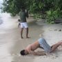 Viral Aksi Cowok di Pantai Bikin Speechless: Kepala Ngesot Terjang Ombak