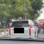 Viral Merek Mobil Ini Diganti Tulisan yang Bikin Salfok, Publik: Kearifan Lokal