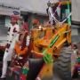 Alih-Alih Pakai Mobil, Pengantin Baru Ini Naik Kendaraan Nyeleneh, Warganet Terperangah