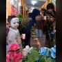 Ngakak! Viral Bocah Datang ke Kondangan, Bedak Tebal dan Celak Tuai Perdebatan Netizen