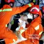 Detik-detik Menegangkan Damkar Evakuasi Korban yang Terjebak di Lift