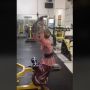 Viral Aksi Nenek Berkebaya Masih Kuat Olahraga di Gym, Warganet Dibuat Melongo