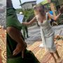 Tak Kunjung Dibayar, Wanita Ini Bakar Sesaji di Depan Rumah Penghutang