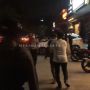 Viral! Ogah Dibubarkan Saat Berkerumun di Bar, Pria Ini Acungkan Jari Tengah ke Polisi
