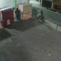 Terekam CCTV, Maling Tabung Gas LPG di Rombong PKL Bikin Warganet Geram