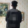 Viral Video Pria sedang Salat, Tulisan dan Logo di Jaket Picu Perdebatan Sengit