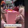 Pengantin Ini Dapat Kado Pernikahan Super Besar, Warganet: Ngebalikinnya Pusing