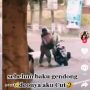 Viral Pasangan kekasih Marahan di Jalanan, Sang Pria Angkat Paksa Pacar ke Motor