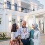 8 Momen Rossa Beri Kado Rumah ke Orang Tua, Bikin Bangga!