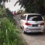 Nyasar Gegara Ngikutin GPS, Mobil Ini Nyangkut di Jalan Setapak