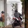 Dua Sejoli Berantem di Pinggir Jalan, Aksi Si Cowok Angkat Kekasihnya ke Motor Disorot