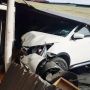 Hilang Kendali, Daihatsu Terios Hantam Kios Penjual Bensin, Rumah Warga, dan Tiang Listrik