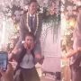 Datangi Pelaminan, Biduan Ini Malah Gendong Pengantin Pria, Respons Istrinya Disorot
