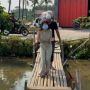 Viral Sejoli Menyeberang Jembatan Mata Ditutup Pakai Masker, Publik Ngeri Lihat Bawahnya