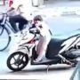 Viral Video Bocah Ngantuk Jatuh dari Motor, Warganet Geram Auto Hujat Emaknya