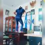 Viral Kasun Joget TikTok di Atas Meja Kantor Desa Trayang Nganjuk, Warganet: Memalukan
