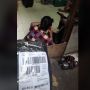 Kocak! Antar Paket saat Penerimanya Asik Karaoke, Kurir Ini Malah Ikutan Nyanyi