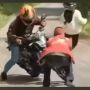 Motor Keren Mundur Tak Kuat di Tanjakan, Reaksi Ceweknya Bikin Ngakak