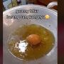 Goreng Telur Bulat-Bulat dengan Cangkangnya, Hasilnya Bikin Syok