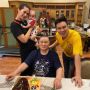 8 Potret Kedekatan Baim Wong dengan Orangtua, Anak Bungsu Kesayangan