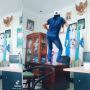 Kasun Joget TikTok di Atas Meja Kades, Warganet Auto Nyinyir