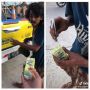 Pria Beri Susu Kotak Buat ODGJ Paruh Baya, Endingnya Bikin Terharu