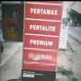 Viral Spanduk BBM di Pinggir Jalan Bikin Pengendara Buyar, Publik: Gimana Sih?!
