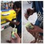 Viral Pria Ini Beri Minum Susu Kotak ke ODGJ, Netizen Terharu!