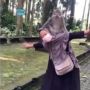Viral, Video Emak-emak di Bali Ditumpangi Monyet Malah Joget, Monyetnya Takut