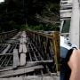 Menantang Maut, Pengendara Motor Nekat Lewati Jembatan Reyot: Oleng Dikit Beda Alam