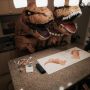Ingin Menunjukkan Siapa Diri Sebenarnya, Pasangan Ini Prewedding Pakai Kostum Dinosaurus