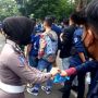Polisi Bagi-bagi Permen di Aksi Depan Gedung Sate, Mahasiswa: Tumben Baik