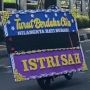 Karangan Bunga Duka Cita Dibawa Ojol Siang Bolong, Warganet Ngakak Baca Tulisannya