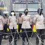 Jalan ke Istana Ditutup Kawat Berduri, Polwan di Barisan Depan Hadapi Pendemo Jokowi