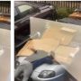 Tak Rela Kena Hujan, Pria Ini Lindungi Mobil Toyota dengan Badannya