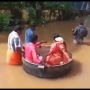Nekad Nikah saat Cuaca Ekstrem, Pengantin Baru di India Ini Terjang Banjir Pakai Wajan
