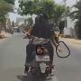 Duh! Viral Emak-emak Sein Kiri Belok Kanan, Warganet Auto Maklum