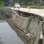 Turap Sepanjang 150 Meter di Pulogadung Ambles, Nyaris Kikis Jalan