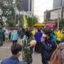 Polwan dan Kowad TNI Bagi-bagi Roti, Mahasiswa Pendemo Jokowi: Hati-hati Pencitraaan!