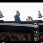 Viral di TikTok, Bocah Naik Joget di Atas Genteng Lalu Jatuh Malah Ditertawakan