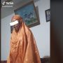 Gadis Praktik Salat Jenazah, Sosok yang Jadi Mayat Bikin Heran: Kok Nurut Sih?
