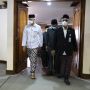 Peringati Hari Santri, Ganjar Ngantor Sarungan