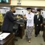 Pakai Sarung ke Kantor, Gubernur Ganjar: Untuk Satukan Semangat Nasional di Hari Santri