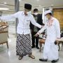 Ustaz Das'ad Kepincut Sarung Karya Santri Solo yang Dipakai Gubernur Ganjar