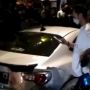 Ugal-ugalan di Jalanan Surabaya hingga Tabrak Lari, Mobil Sedan Diamuk Warga