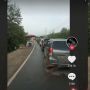 Ada Pedagang yang Lagi Salat di Tepi Jalan, Sikap Pemotor Ini Banjir Pujian