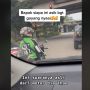 Lagi Nunggu Lampu Merah, Pengendara Motor Malah Asyik Joget