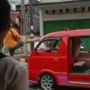 Viral Video Angkot Dirusak Sekelompok Orang, Pecahan Kaca Berserakan di Jalan