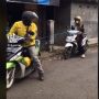 Motor Cewek Ini Ditarik Pakai Tali Rafia Gegara Kuncinya Hilang, Endingnya Bikin Ngakak